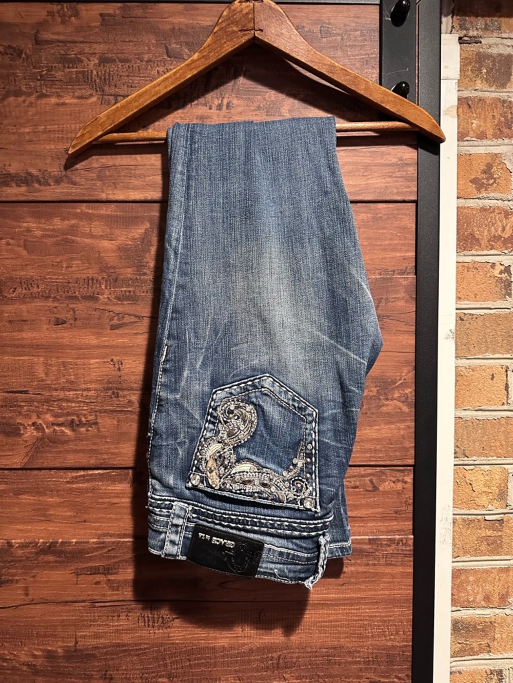 Grace in LA Women’s Bootcut Jeans Medium Wash Embroidered size 27 skinny